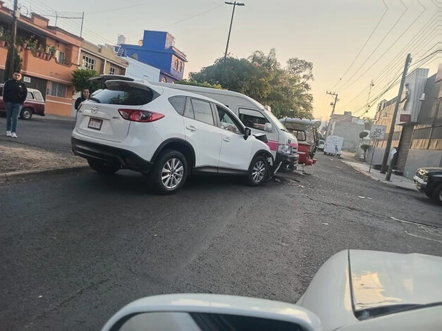 Reportan choque vehicular en la colonia Lomas del Tecnológico, Morelia