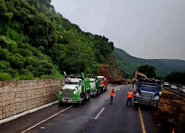 Reportan deslaves en autopistas de Michoacán por fuertes lluvias