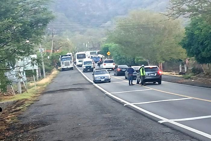 Reportan enfrentamiento entre grupos rivales del crimen y bloqueo en Cotija