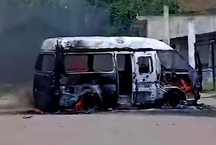 Reportan enfrentamiento y quema de combi en Zitácuaro