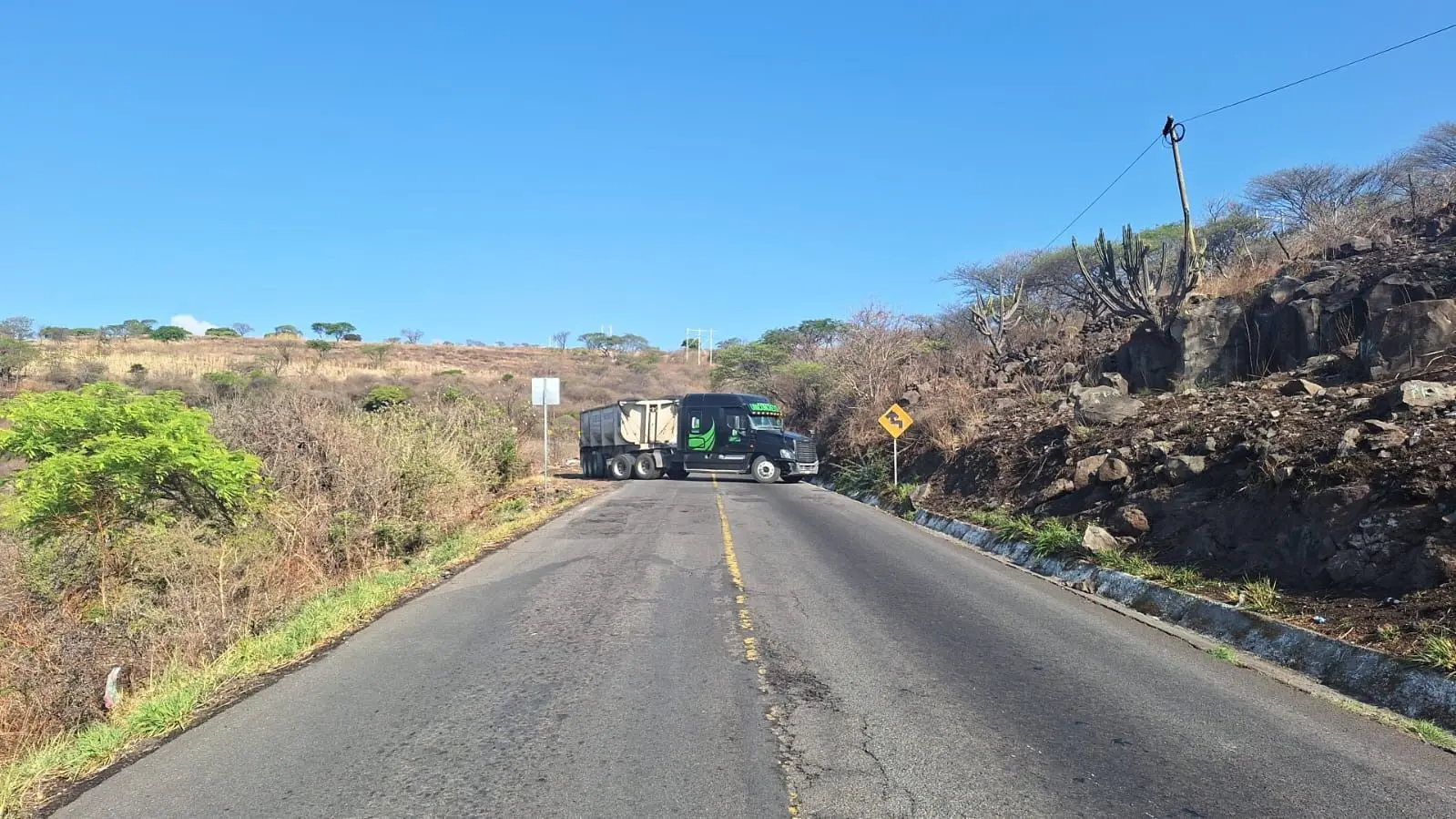 Reportan enfrentamientos armados y bloqueos carreteros en Cotija; despliegan operativo de seguridad