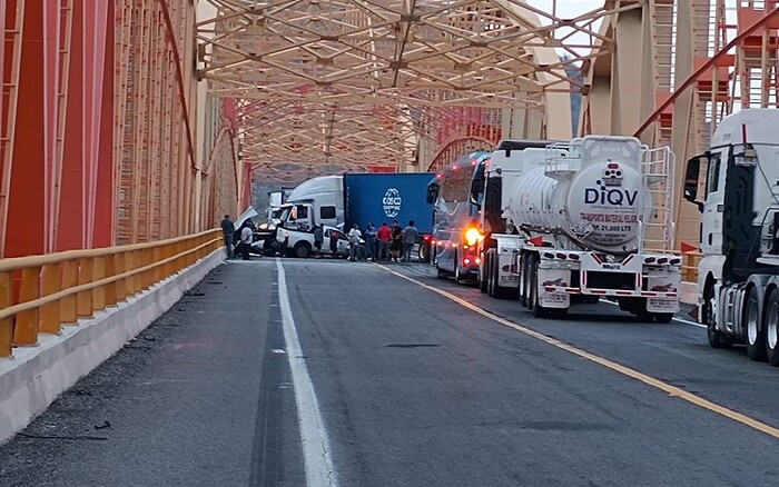 Reportan fuerte choque en la Autopista Siglo XXI; hay al menos un lesionado