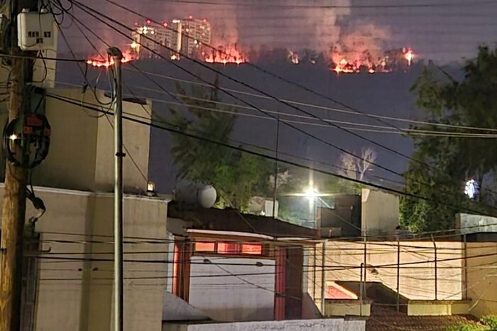 Reportan fuerte incendio de pastizal en Altozano, Morelia