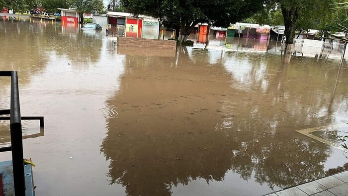 Reportan fuerte inundación en varias zonas de Morelia, incluida Policía y Tránsito