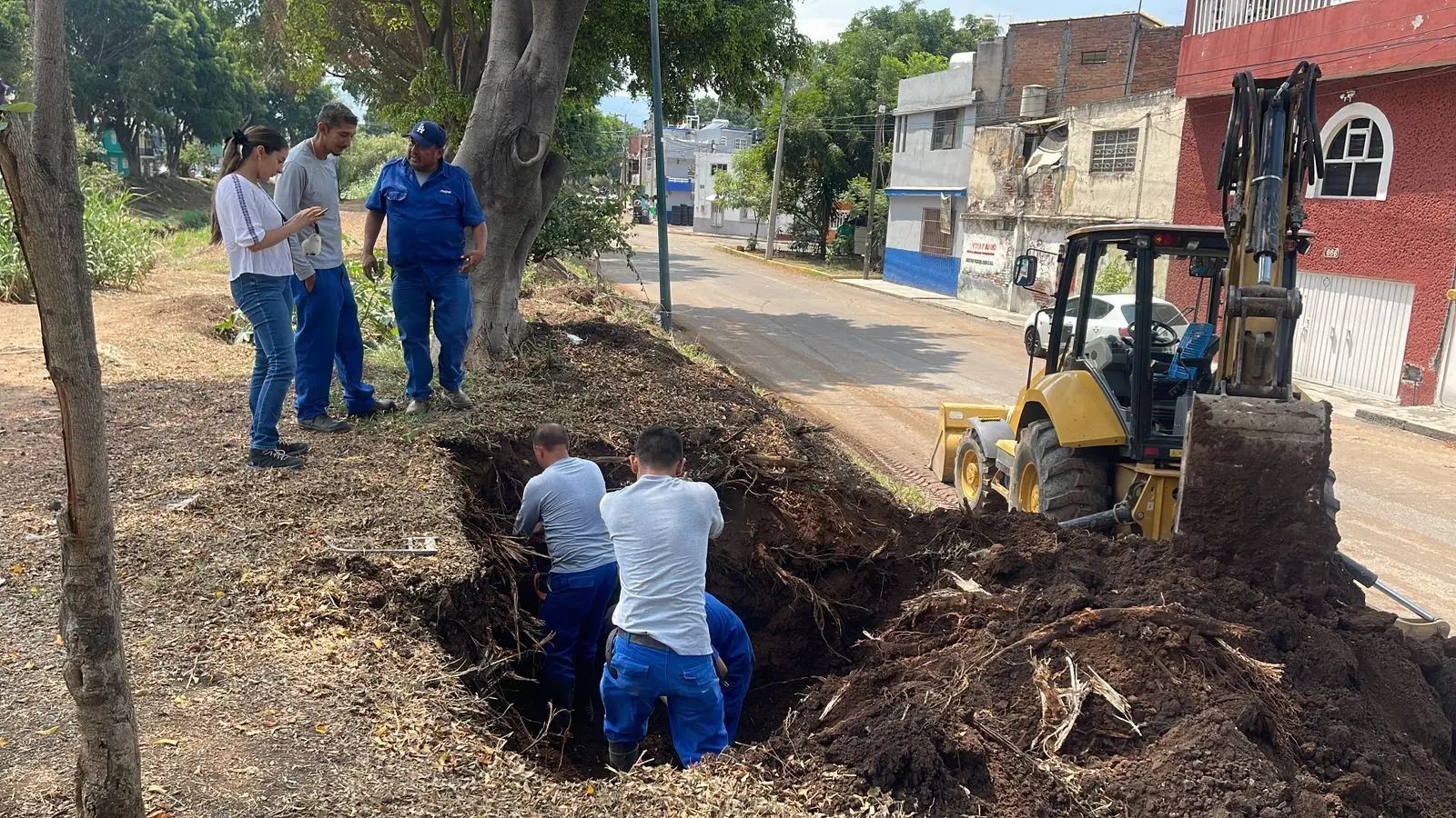 Reportan fuga de agua en Av. Solidaridad