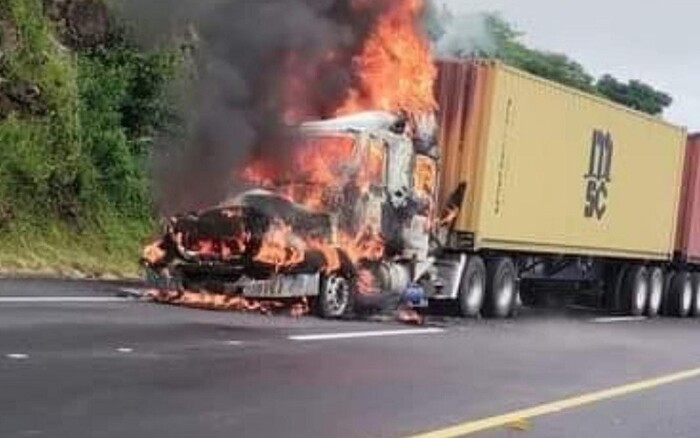 Reportan incendio de tráiler en la Autopista de Occidente en Ecuandureo