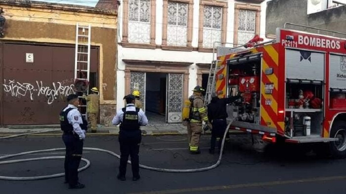 Reportan incendio en comercio de Morelia por sobrecarga eléctrica