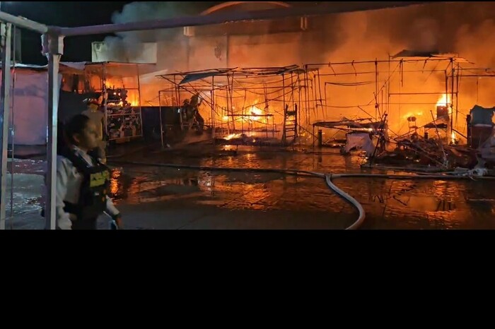 Reportan incendio en puestos fuera del Mercado Independencia en Morelia