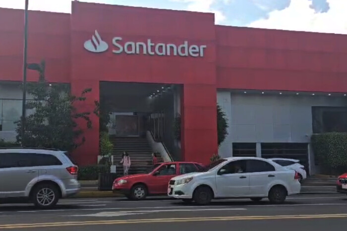 Reportan intento de robo al banco Santander en la avenida Lázaro Cárdenas; ingresan por la azotea