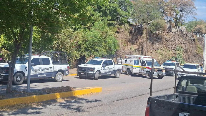 Reportan olores fétidos debajo de un puente y hallan a hombre herido, en Apatzingán