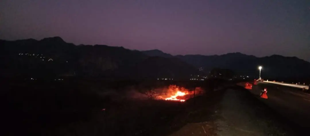 Reportan quema de pastizales en la carretera Tuxpan- Zitácuaro