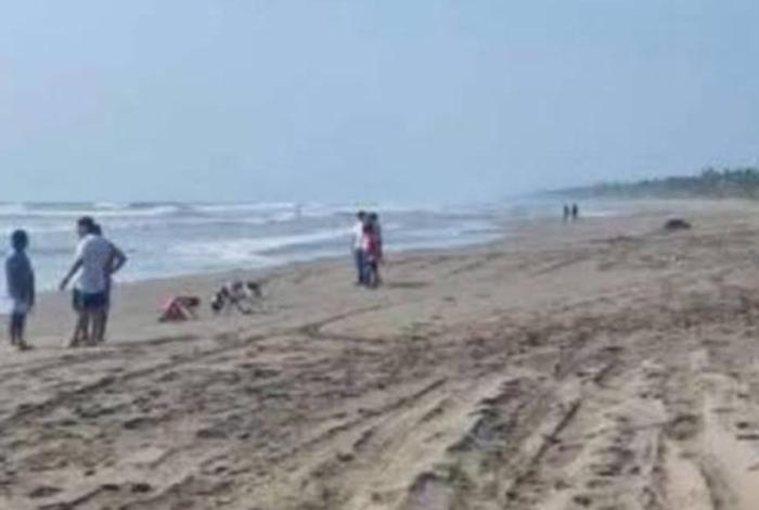 Resc4tan a dos turistas de ahog4rse en playa de Aquila