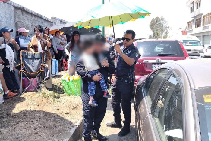 Resc4tan a niño encerrado en un auto; su madre fue por boletos para El Buki