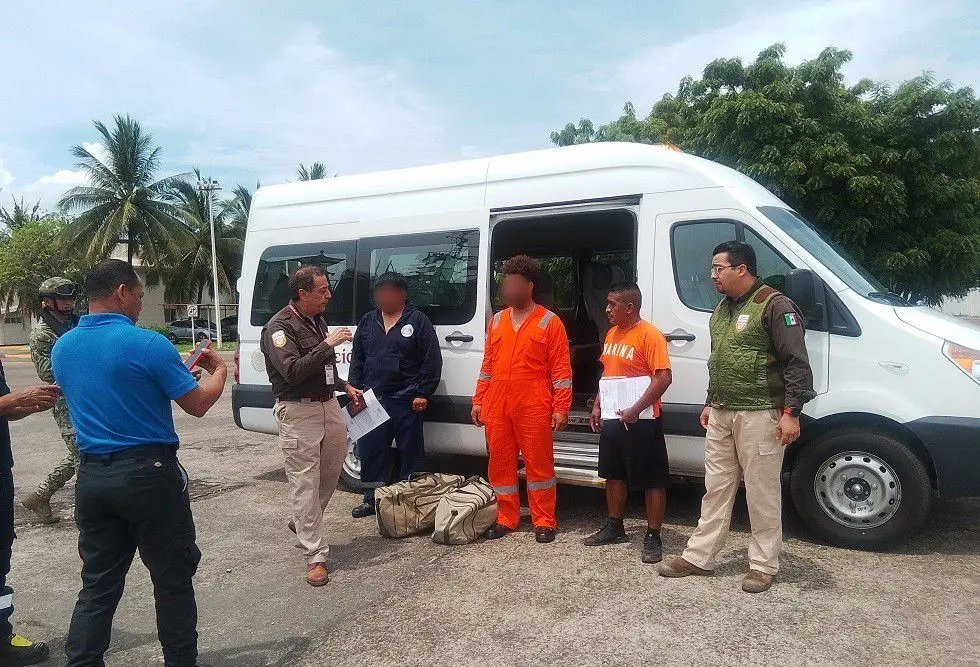 Rescata MARINA a dos náufragos extranjeros en el litoral michoacano