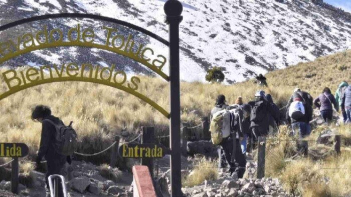 Rescatan a 14 turistas extraviados en el Nevado de Toluca tras tormenta de nieve