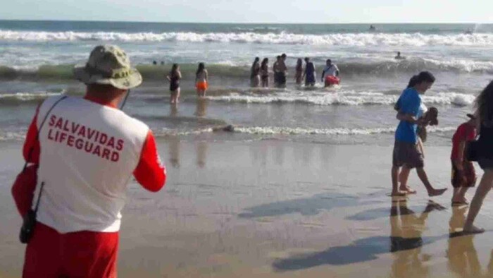 Rescatan a 9 turistas arrastrados por fuertes corrientes en playas de Sinaloa