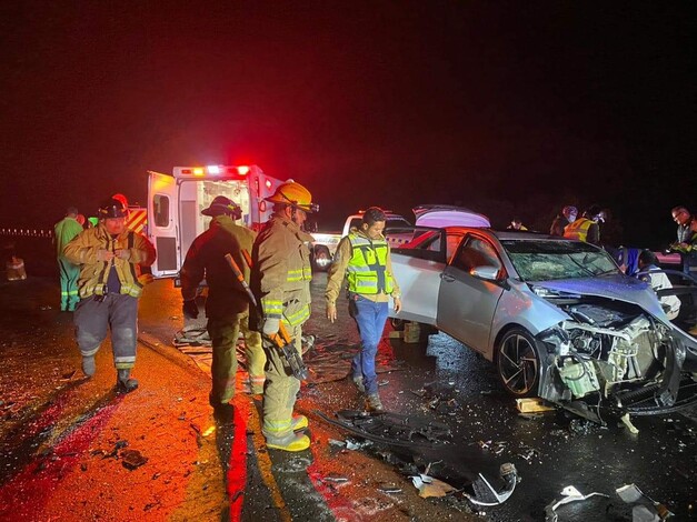 Rescatan a dos personas que quedaron prensadas tras chocar su auto