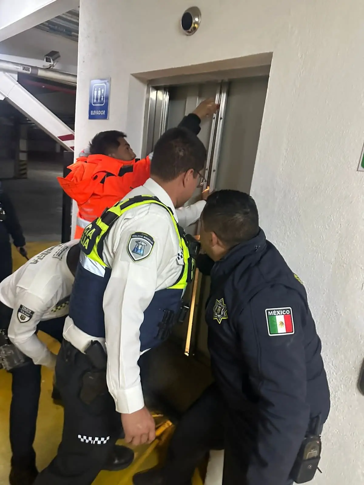 Rescatan a hombre atrapado en elevador en la avenida Nocupétaro