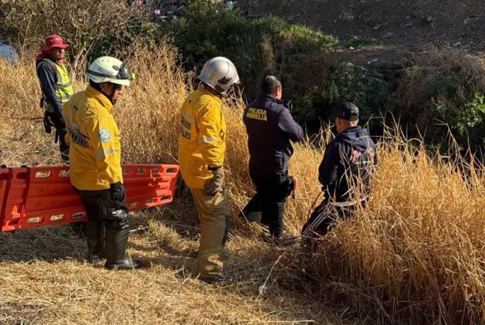 Rescatan a hombre tirado a orilla del río Grande