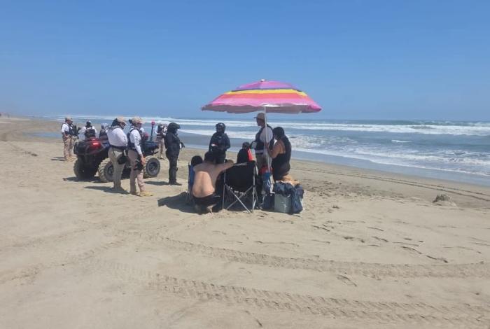 Rescatan a padre y sus tres hijos arrastrados por una ola en Playa Azul