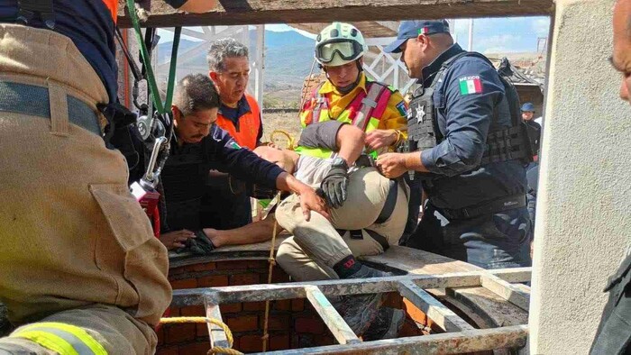 Rescatan a un hombre de un pozo de agua en Morelia