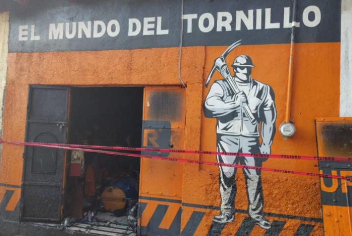 Rescatan ilesos a adulta mayor y dos niños tras incendio en ferretería y local de Acuitzio