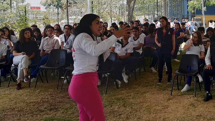 Respaldar con becas a quienes busquen estudiar en extranjero, ofrece Gisela Vázquez