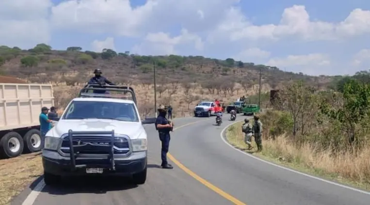 Restablece Guardia Civil libre tránsito tras bloqueo carretero en Cotija