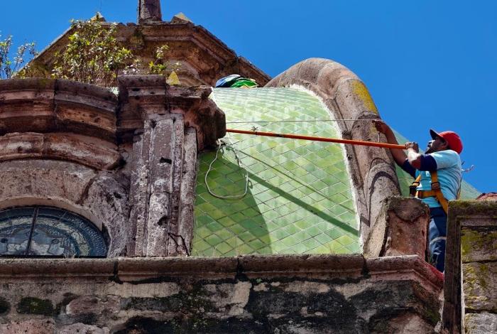 Retiran flora en el templo de San Agustín