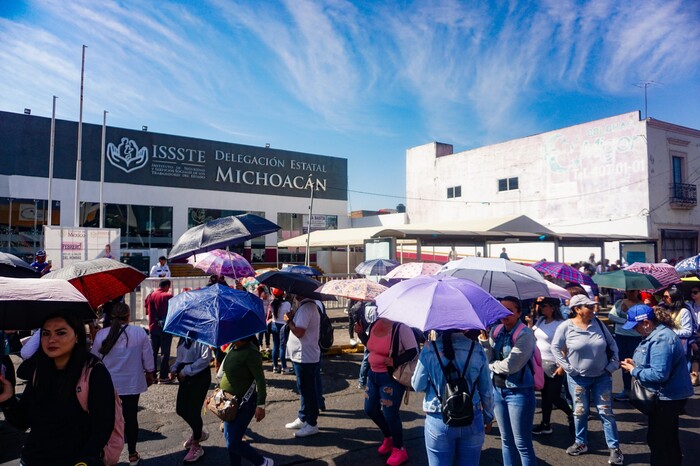 Retoman docentes protestas en Morelia