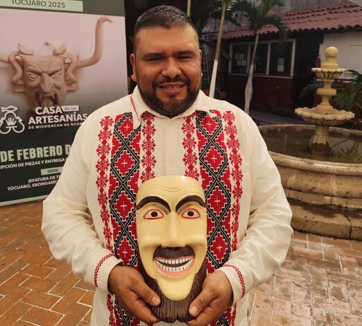 Reyes, tres décadas creando máscaras con trozos de madera