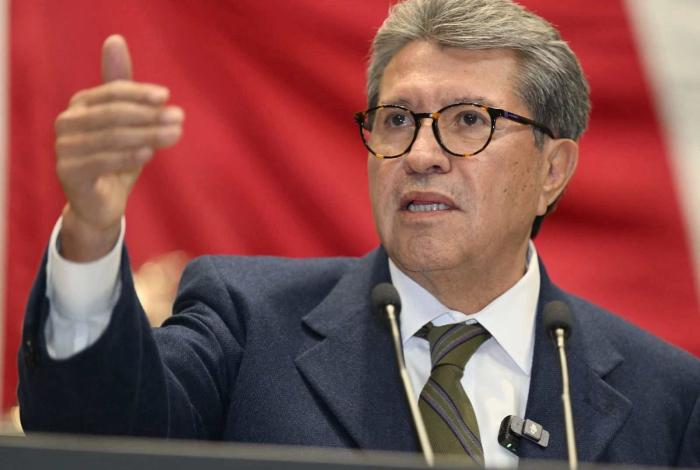 Ricardo Monreal propone reformas para proteger a usuarios frente a prácticas abusivas de la banca