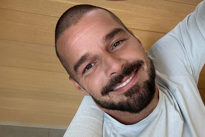 Ricky Martin sorprende con nuevo look y rumores de película