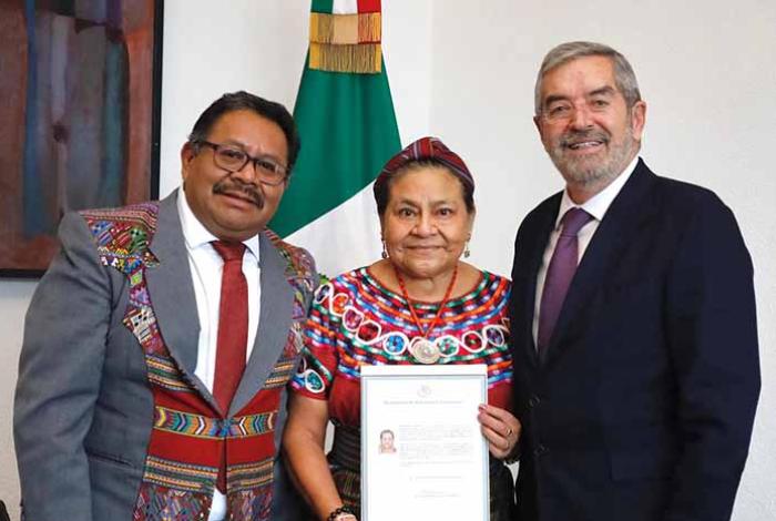 Rigoberta, hermana, ya eres mexicana: Menchú recibe carta de naturalización