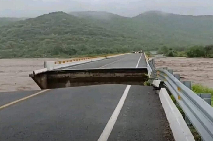 Río parte el Puente Cuate II, en el tramo libre Cuatro Caminos-Arteaga; no hay paso, tome esta ruta alterna