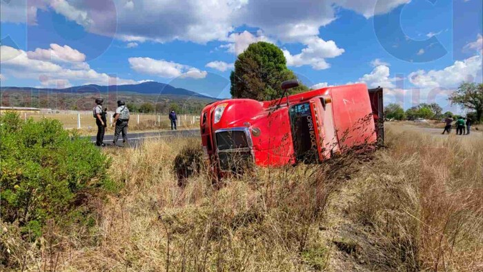 Roban camión con “chelas” y se voltean en la Morelia-Pátzcuaro