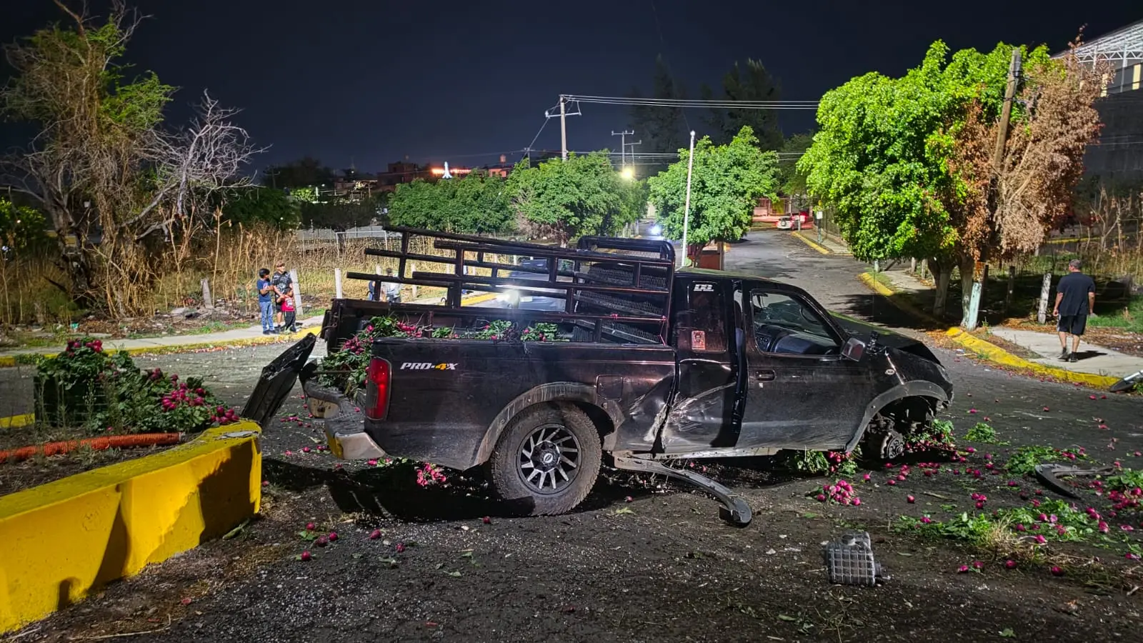 Roban camioneta y la chocan en su escape en Zamora