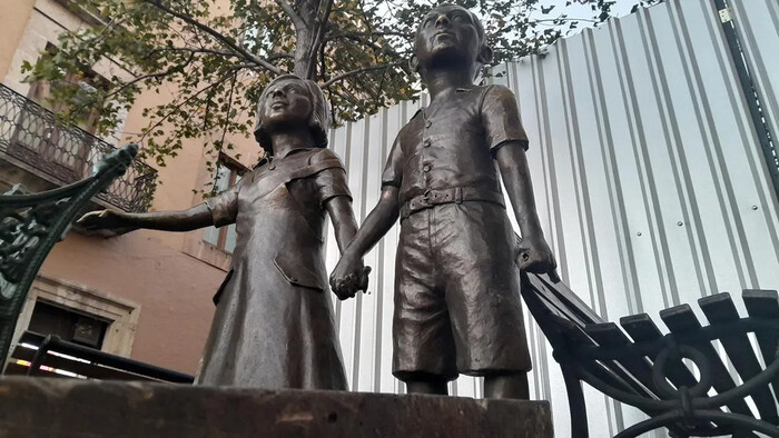 Roban maletín de bronce de la escultura de los niños españoles de Morelia