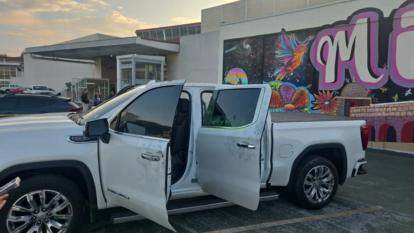 Roban pertenencias y arma larga de la camioneta del alcalde de Los Reyes