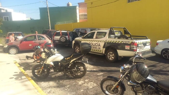 Robaron camioneta y en su prisa, chocan con dos autos