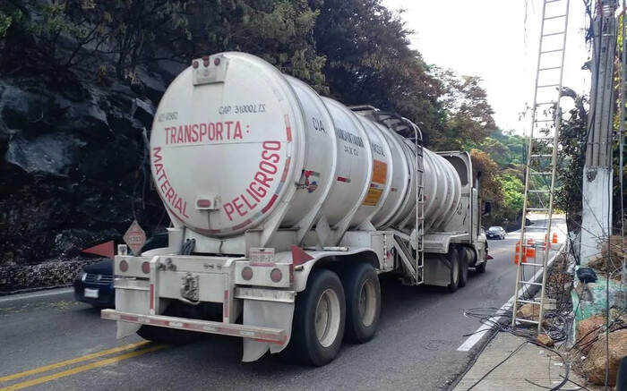 Robo de combustible de una pipa en la autopista México-Guadalajara