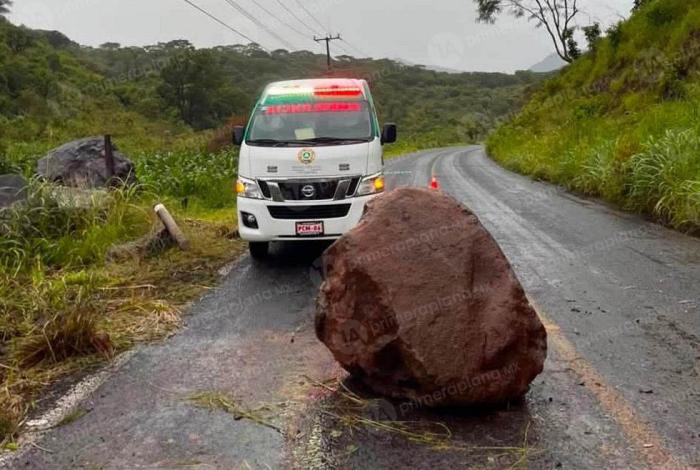 Roca obstruye carretera de Tacámbaro
