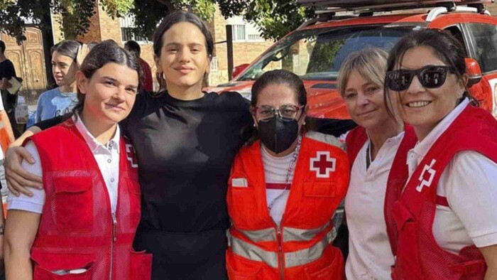 Rosalía se une a los voluntarios en Valencia para ayudar a las víctimas de la Dana