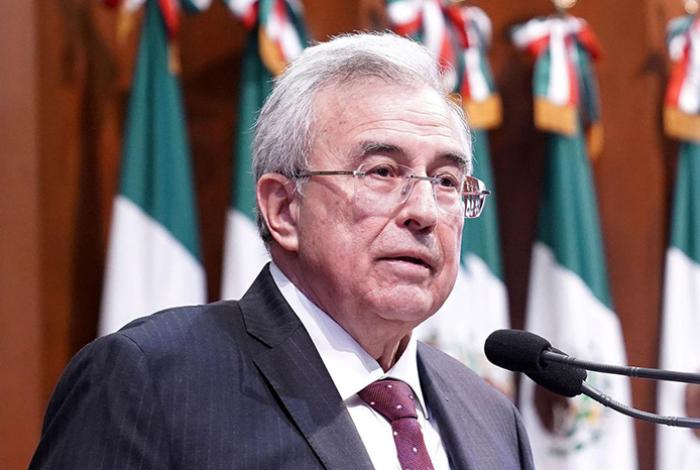 Rubén Rocha Moya niega estar bajo resguardo militar; asegura que permanece en su domicilio