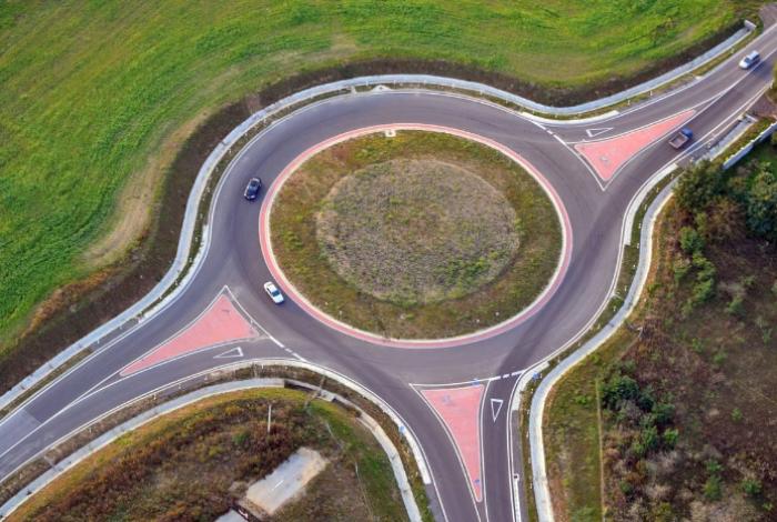 ¿Sabes cómo usar una glorieta? Estas son las reglas para circular correctamen