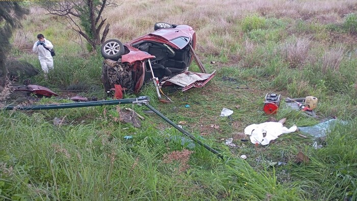 Saldo de tres muertos y un lesionado tras volcadura en la Morelia-Salamanca