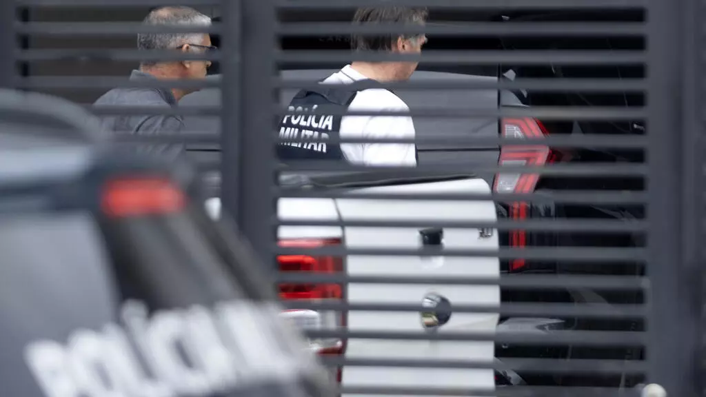 Sale del hospital tras ser internado de neumonía el expresidente de Brasil Jair Bolsonaro