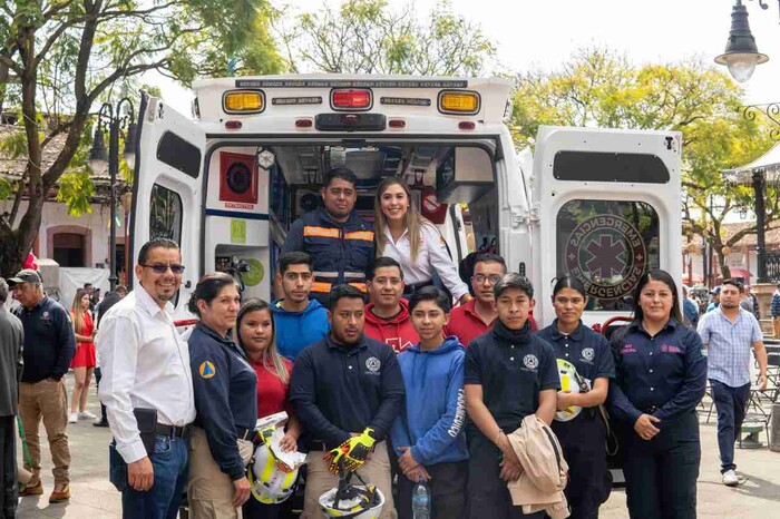 Salvador Escalante hace historia con la entrega de su primera ambulancia propia