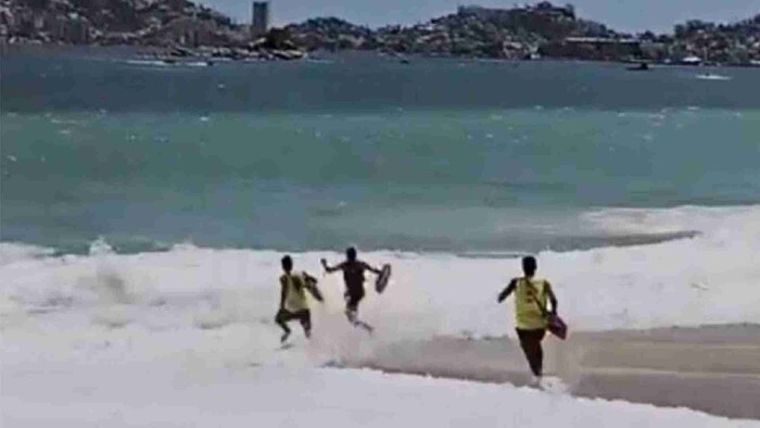 Salvavidas rescatan a turistas que se estaban ahogando en playas de Acapulco