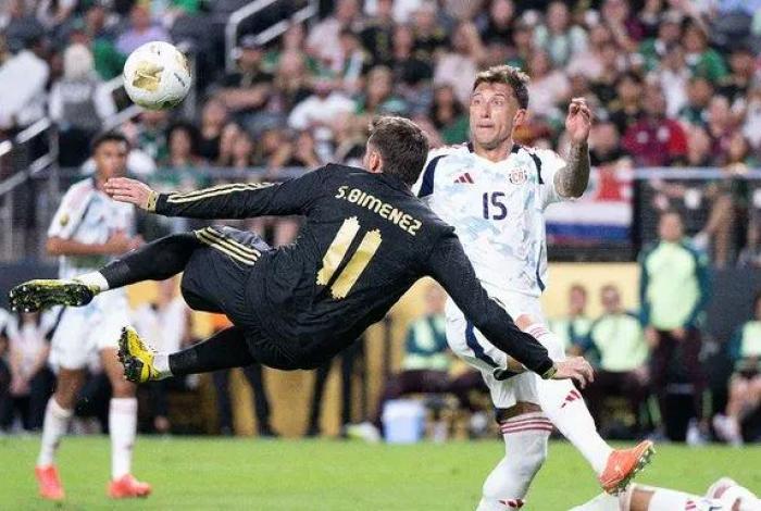 Santiago Giménez arremete contra el arbitraje de Copa Oro